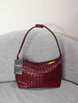 Handwoven Shoulder Bag in Red Wine – Tehuli
